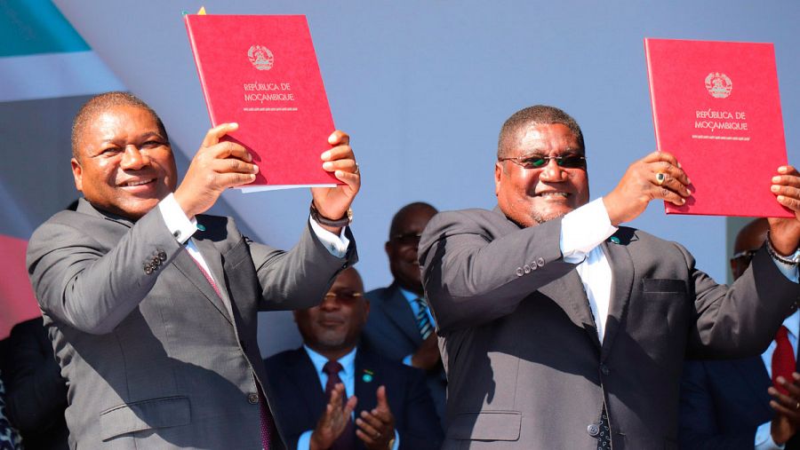 El presidente de Mozambique, Filipe Nyusi (izda.) y el líder de Renamo, Ossufo Momade (dcha.), muestran los documentos después de firmar el acuerdo para el cese de las hostilidades