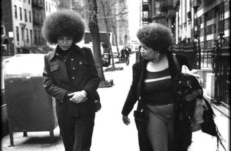 Toni Morrison andando con Angela Davis, 18 de marzo de 1974