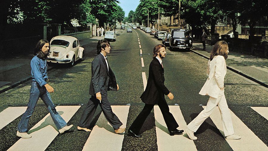 George Harrison, Paul McCartney, Ringo Starr y John Lennon cruzan el paso de cebra de Abbey Road el 8 de agosto de 1969.
