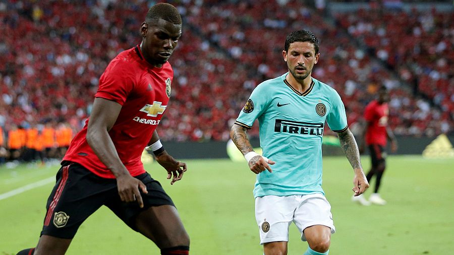 Paul Pogba (i), en un partido amistoso del Manchester United ante el Inter de Milán.