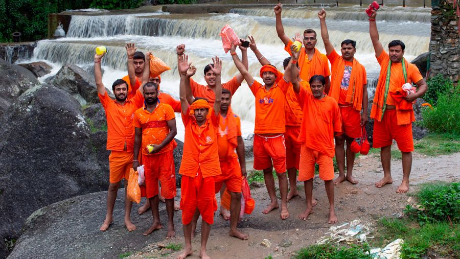 Un grupo de jóvenes peregrinos, ataviados con el naranja tradicional, y con sus basos de bhaang en la mano.