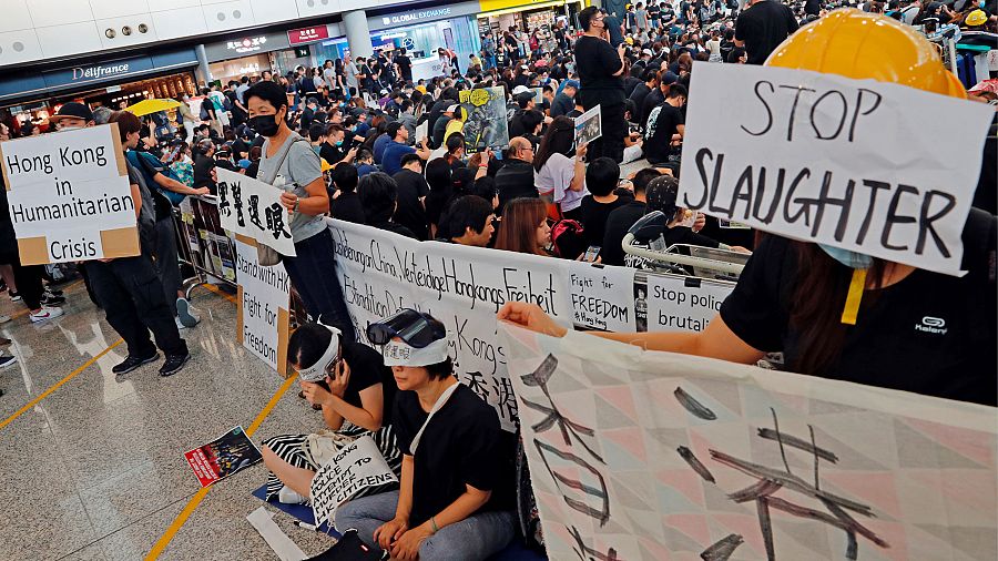 Manifestantes en el aeropuerto de Hong Kong este lunes