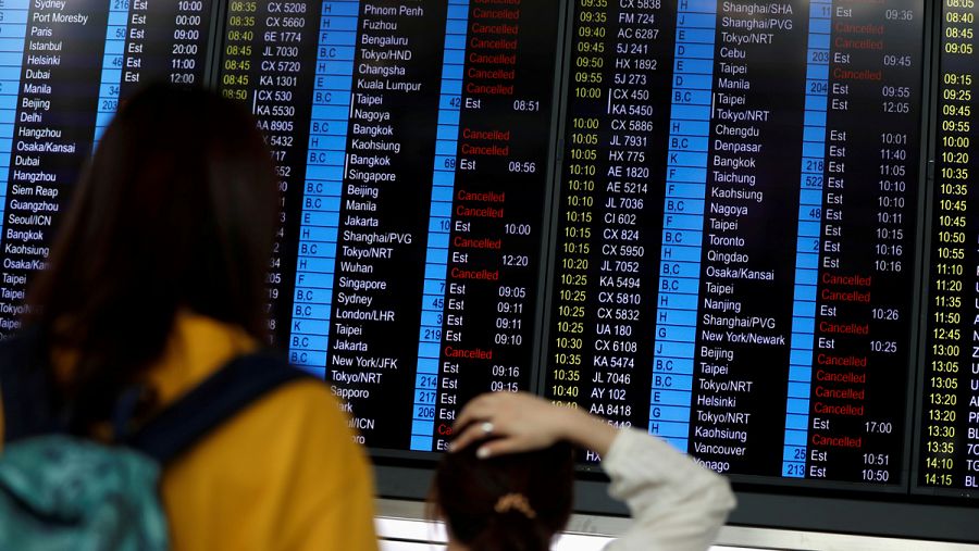Hong Kong amanece con más de 300 vuelos cancelados