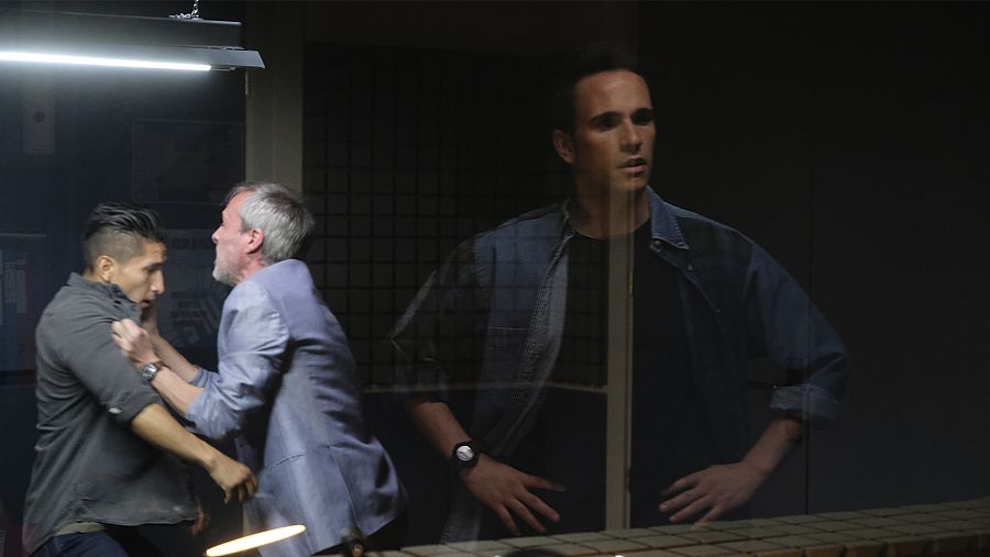 Toni observa a Elías en un interrogatorio de 'Servir y Proteger'