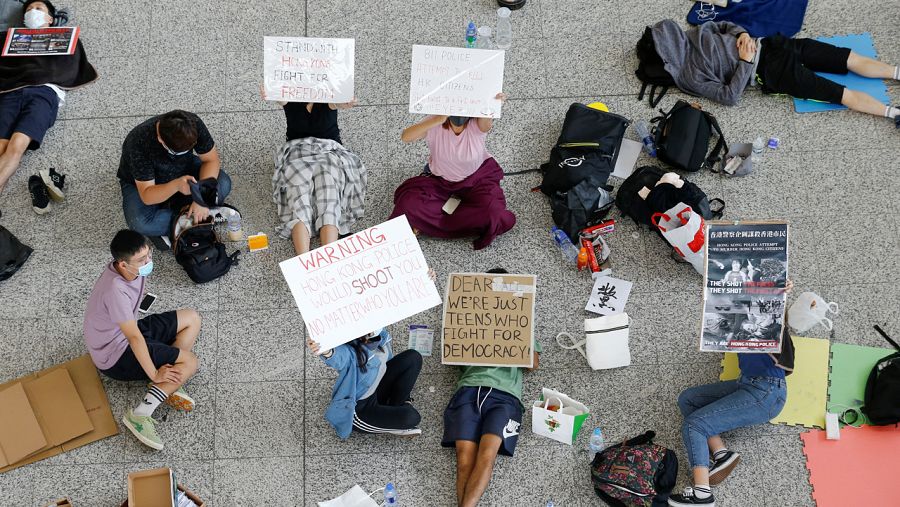 Los manifestantes se han retirado del aeropuerto de Hong Kong progresivamente.