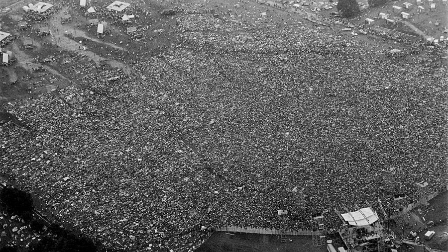 Imagen aérea de la multitud que abarrotó el festival de Woodstock.