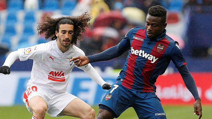 Moses Simon (d), en un partido de la pasada temporada.