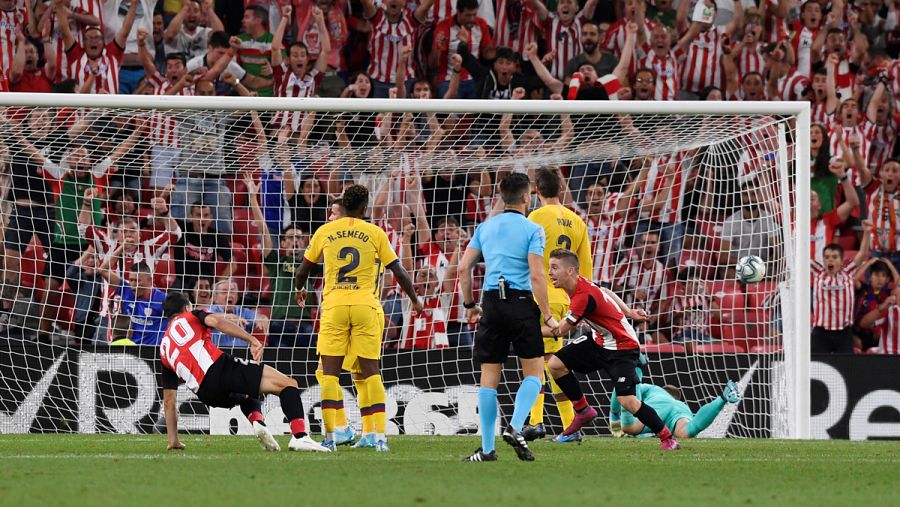 Momento del golpeo de Aduriz