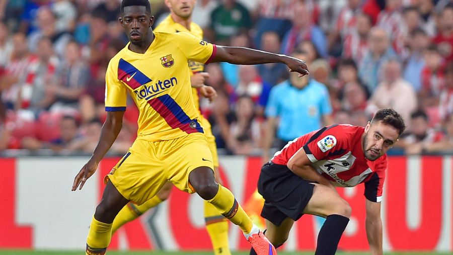 Dembélé trata de retener el balón