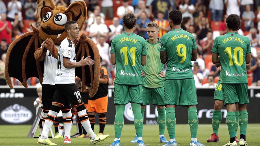 La Real hizo pasillo al Valencia por el título de Copa