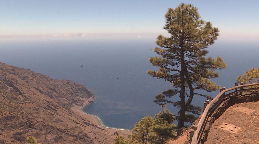 Comando al sol bucea en las transparentes y profundas aguas de la isla de El Hierro