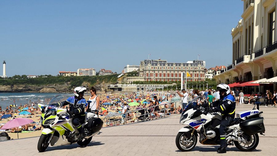 Policías franceses patrullan Biarritz antes de la cumbre del G7