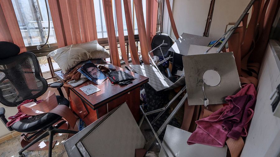 Imagen de los daños causados por la explosión de un dron en la oficina de medios de comunicación de Hizbulá en Beirut, Líbano. Una foto del líder del grupo, Hassán Nasrallah, en primer plano. EFE/EPA/NABIL MOUNZER