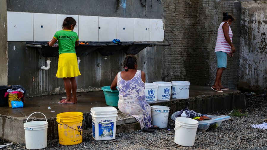 Las mujeres lavan su ropa en el refugio de Pintolandia, en Boa Vista. Trajeron el agua en cubos, de uno de los pocos puntos de agua del refugio. Victoria Servilhano/MSF