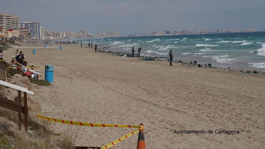 La Guardia Civil custodia la playa tras estrellarse un avión de la Patrulla Águila en La Manga