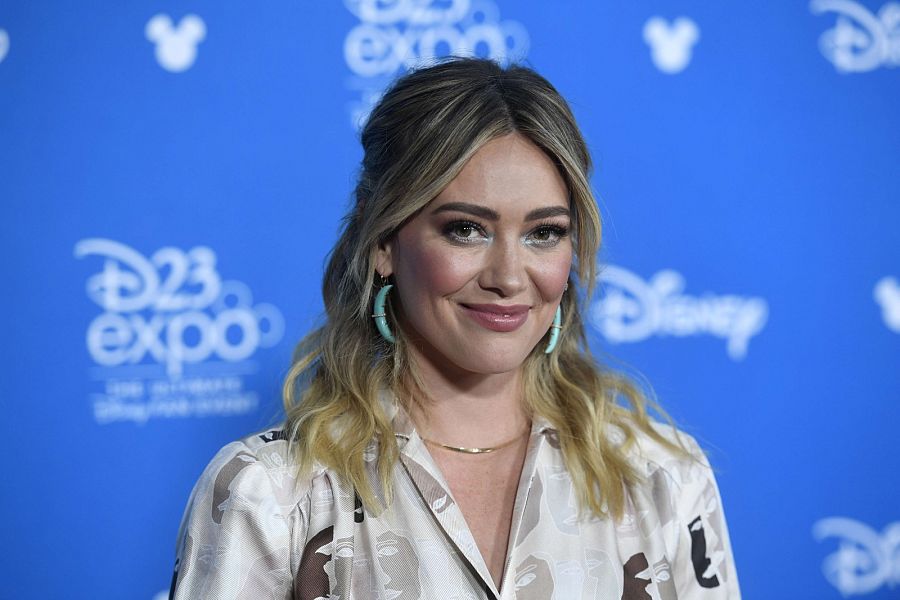 Hilary Duff en la alfombra roja de la D23 Expo 2019