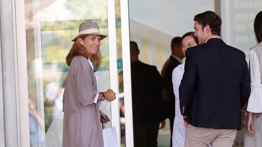 Infanta Elena visita al rey Juan Carlos en el Hospital Clínico Quirón