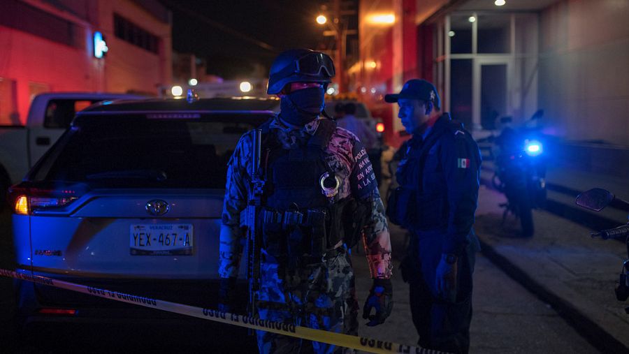 Policías federales en el lugar de un incendio de un bar que se ha cobrado una veintena de muertos en Coatzacoalcos, México. REUTERS/Angel Hernandez 