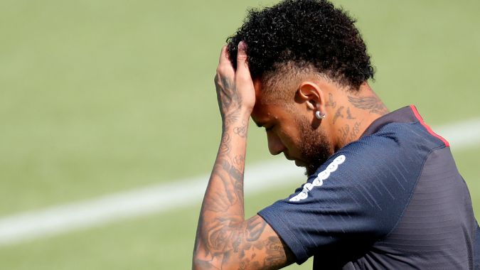 Neymar sigue entrenando pero no termina de jugar con el PSG.