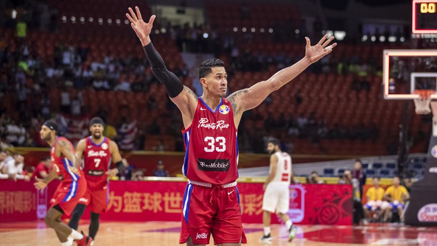 David Huertas celebra la canasta de la victoria
