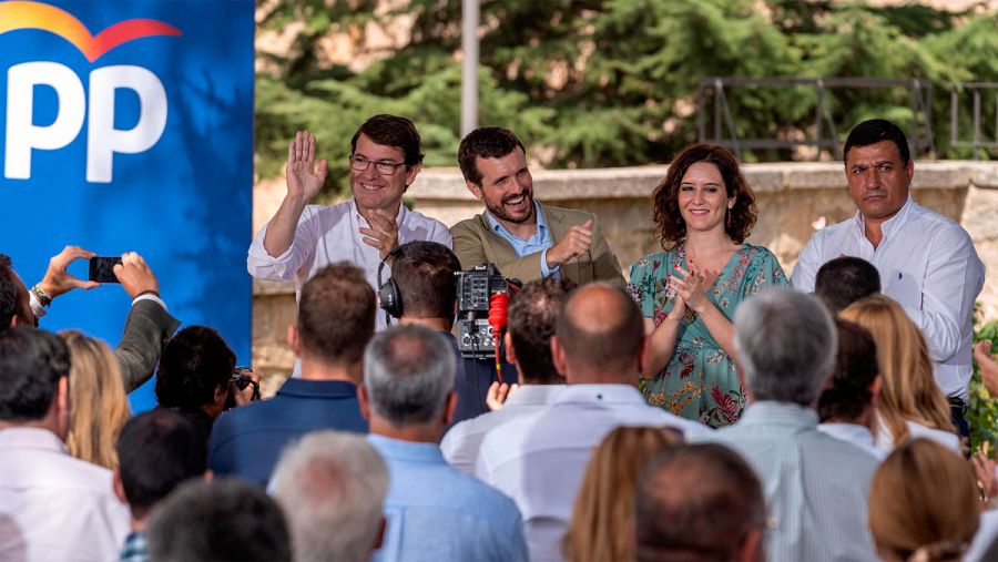 Pablo Casado (2I) abre el curso político junto a  Alfonso Fernández Mañueco (i), Isabel Díaz Ayuso (2d) y el presidente del PP de Ávila, Carlos García (i)