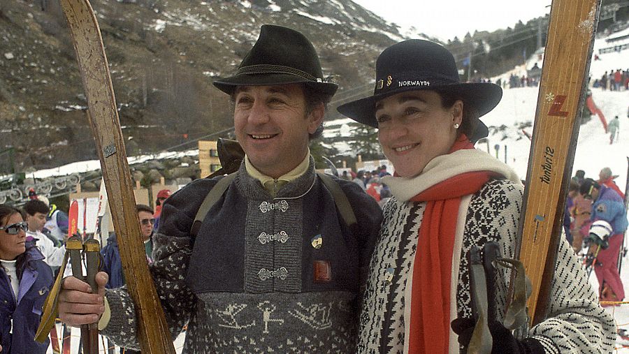 Los esquiadores Francisco y Blanca Fernández Ochoa (d), ataviados con indumentaria tirolesa, posan en la estación de Baqueira Beret.