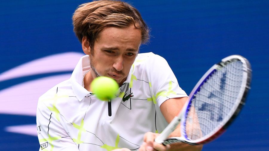 Medvedev golpea una bola