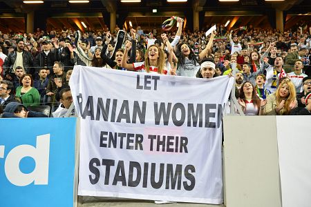 Pancarta de protesta en un partido que Irán jugó en Suecia
