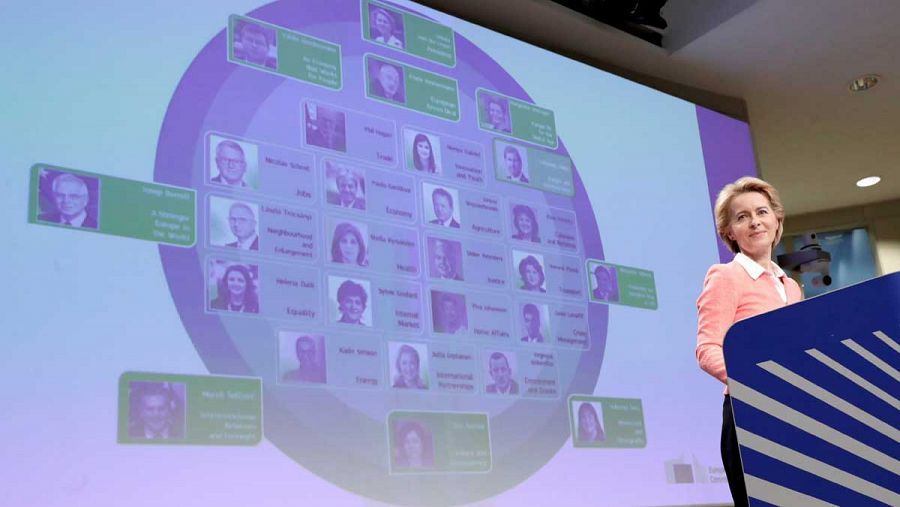 Ursula von der Leyen delante de una imagen con el esquema de su nuevo equipo de gobierno.
