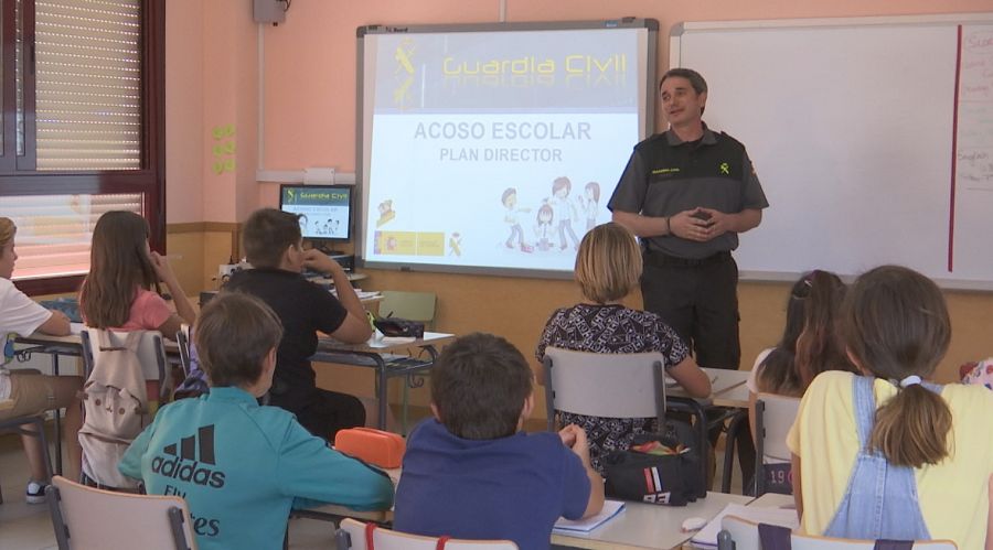 Policías recorren centros escolares para prevenir el acoso escolar