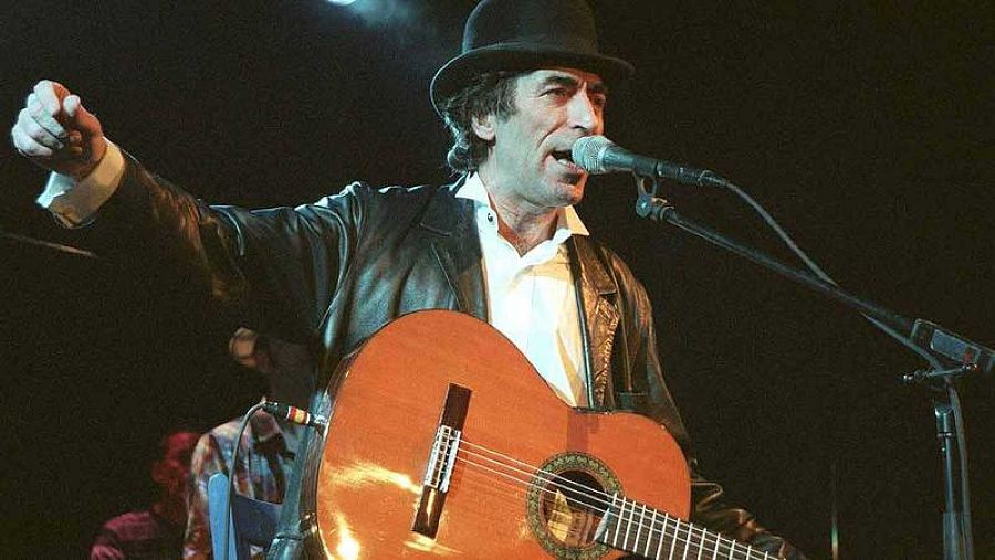 Joaquín Sabina, en una imagen de 1999 durante la presentación de '19 días y 500 noches' en el Museo del Ferrocarril de Madrid.