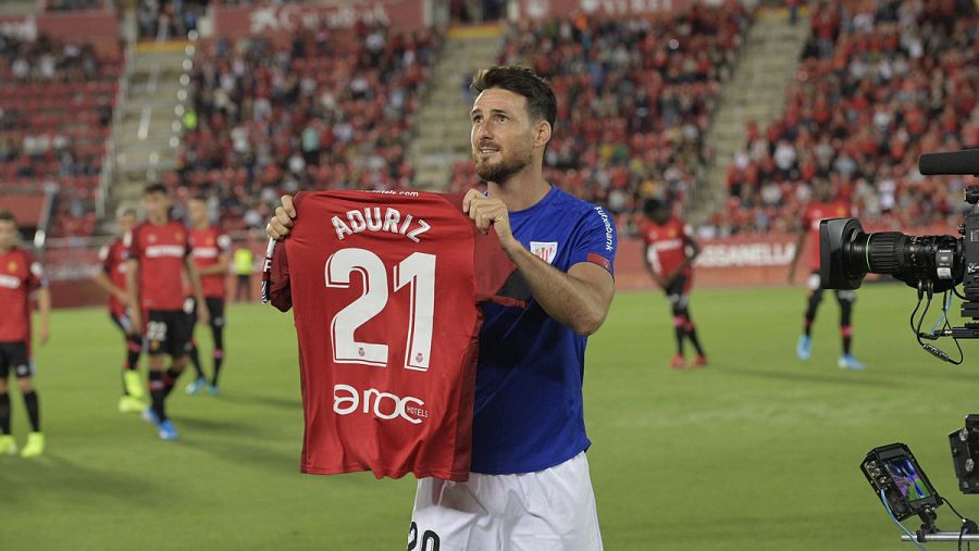 Homenaje a Aduriz previo al partido