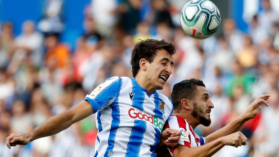 Oyarzabal trata de rematar de cabeza ante Koke