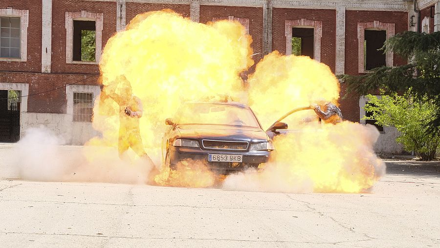 Un coche explota en 'Servir y Proteger'