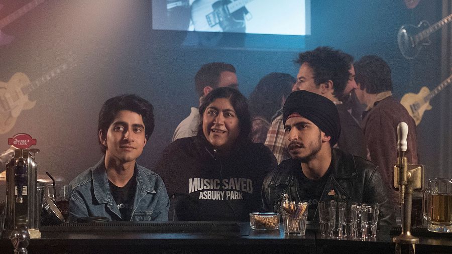 El protagonista de la cinta, Viveik Klra; la directora, Gurinder Chadha; y Aaron Phagura, uno de los intérpretes, en un momento del rodaje.