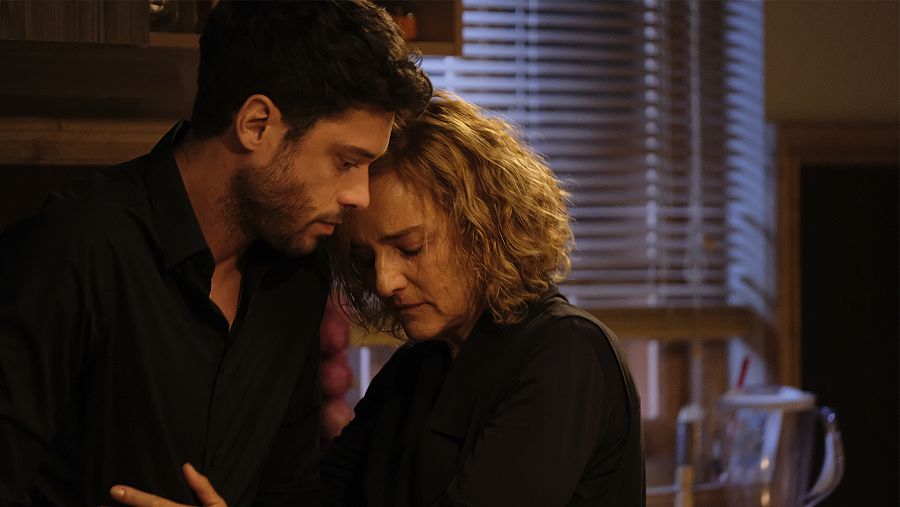 Álvaro y Elvira están de duelo tras la muerte de Ricky en 'Servir y Proteger'