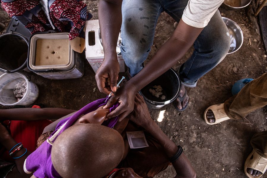 Un niño recibe su vacuna contra el sarampión del equipo de vacunación de MSF en Am Kiféou, región de Am Timan