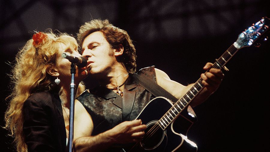 Bruce Springsteen y la vocalista de la E Street Band, Patti Scialfa, en un concierto de 1988 en el Vicente Calderón de Madrid.