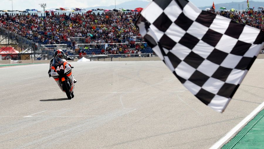 Bandera a cuadros para Arón Canet