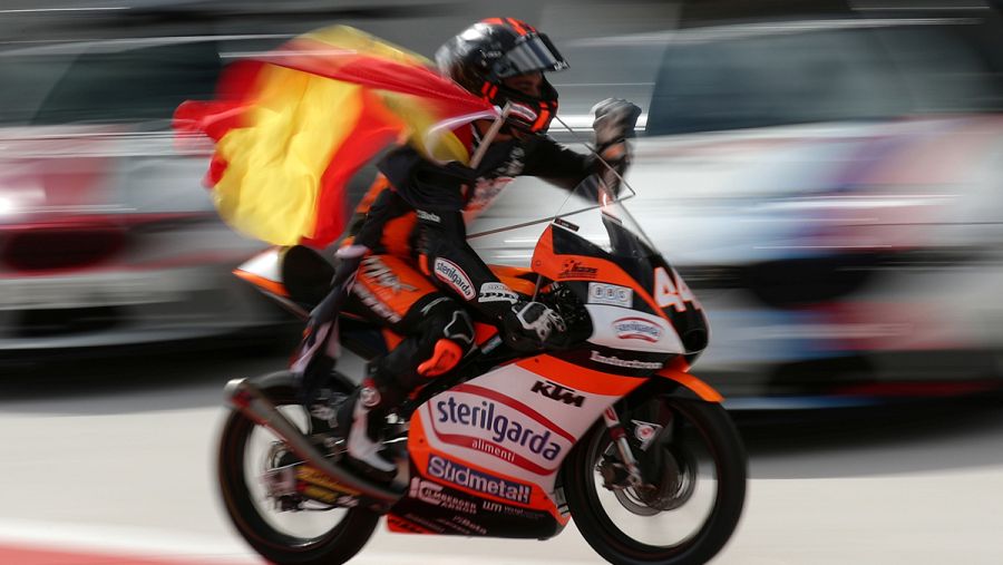 Canet celebra su victoria con una bandera de España