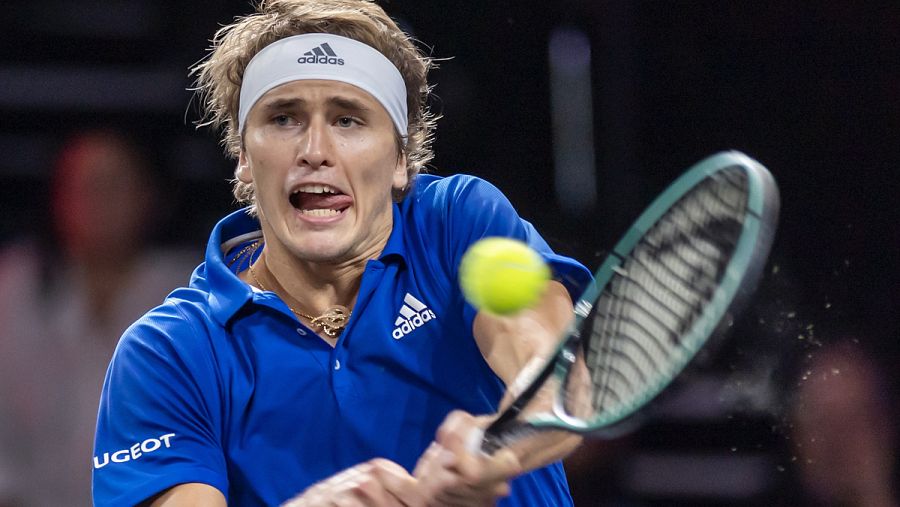 Zverev golpea una bola