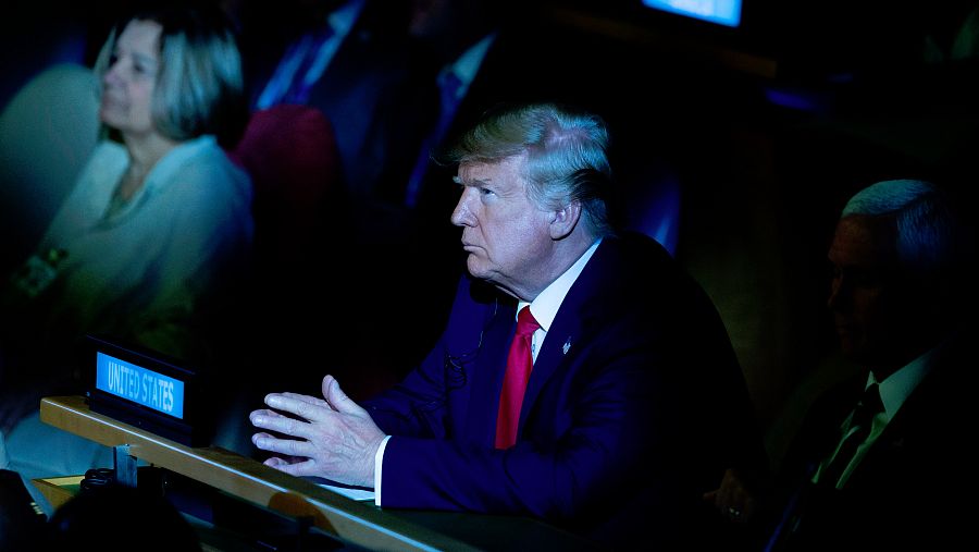 El presidente de Estados Unidos, Donald Trump, escucha a uno de los ponentes en la cumbre climática de la ONU.