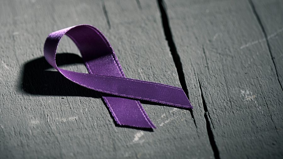 Un lazo morado en una imagen de archivo