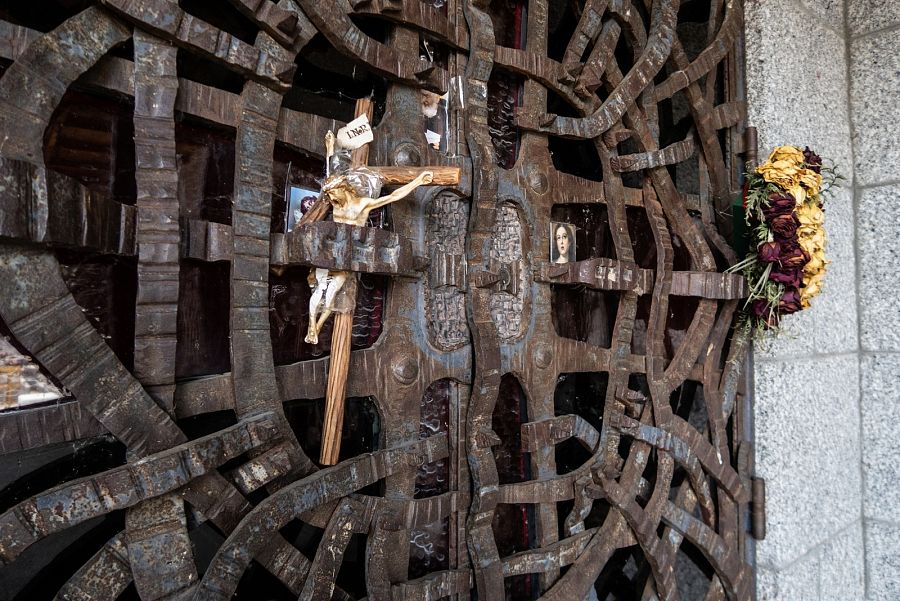 Puerta de la entrada de la cripta donde irá Franco
