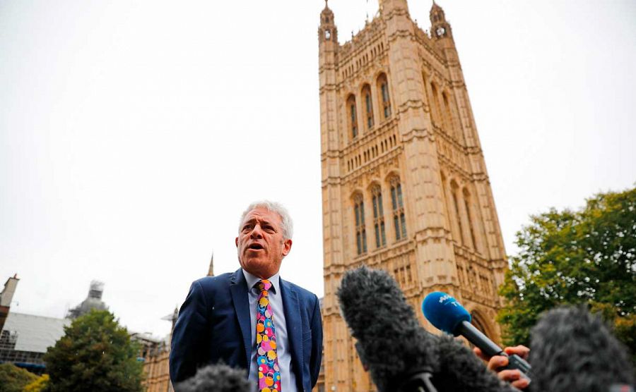 John Bercow atiende a los medios delante de la fachada del Parlamento británico.