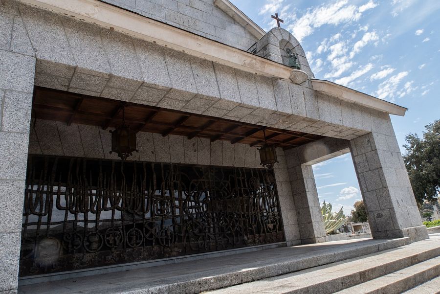 Entrada a la capilla donde descansarán los restos de Franco