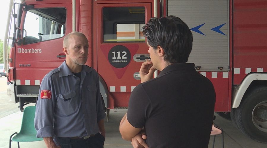 Comando actualidad habla con un equipo de bomberos