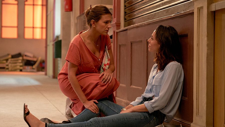 Cristina se da cuenta de que Celia está pasando dificultades.