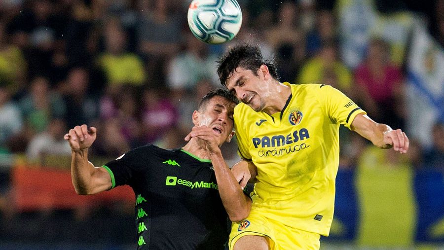 Gerard Moreno (d) y Feddal (i) luchan por el balón