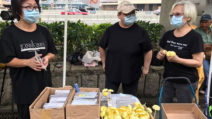 Un puesto de paraguas amarillos en el quinto aniversario de la revolución